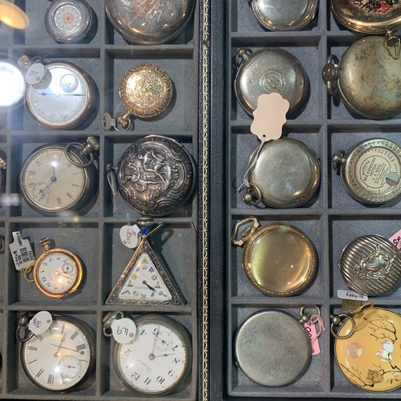 Meet your Posher Wooden Skate Antiques & Jewelry - Picture 2 of 4